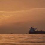 Um navio-tanque ancorado no Estreito de Ormuz, próximo à Ilha de Qeshm, no Irã - Foto: Asghar Besharati/AP