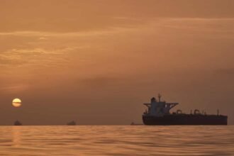 Um navio-tanque ancorado no Estreito de Ormuz, próximo à Ilha de Qeshm, no Irã - Foto: Asghar Besharati/AP