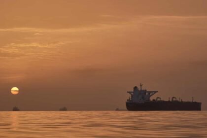 Um navio-tanque ancorado no Estreito de Ormuz, próximo à Ilha de Qeshm, no Irã - Foto: Asghar Besharati/AP