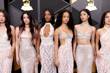 Foto das integrantes do Katseye posando em red carpet da edição de 2026 do Grammy. Todas as seis vestem vestidos brancos.