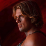Foto do ator Nicholas Galitzine caracterizado como "He-man" em trecho de live-action