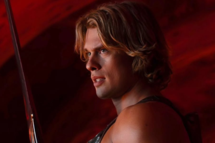 Foto do ator Nicholas Galitzine caracterizado como "He-man" em trecho de live-action