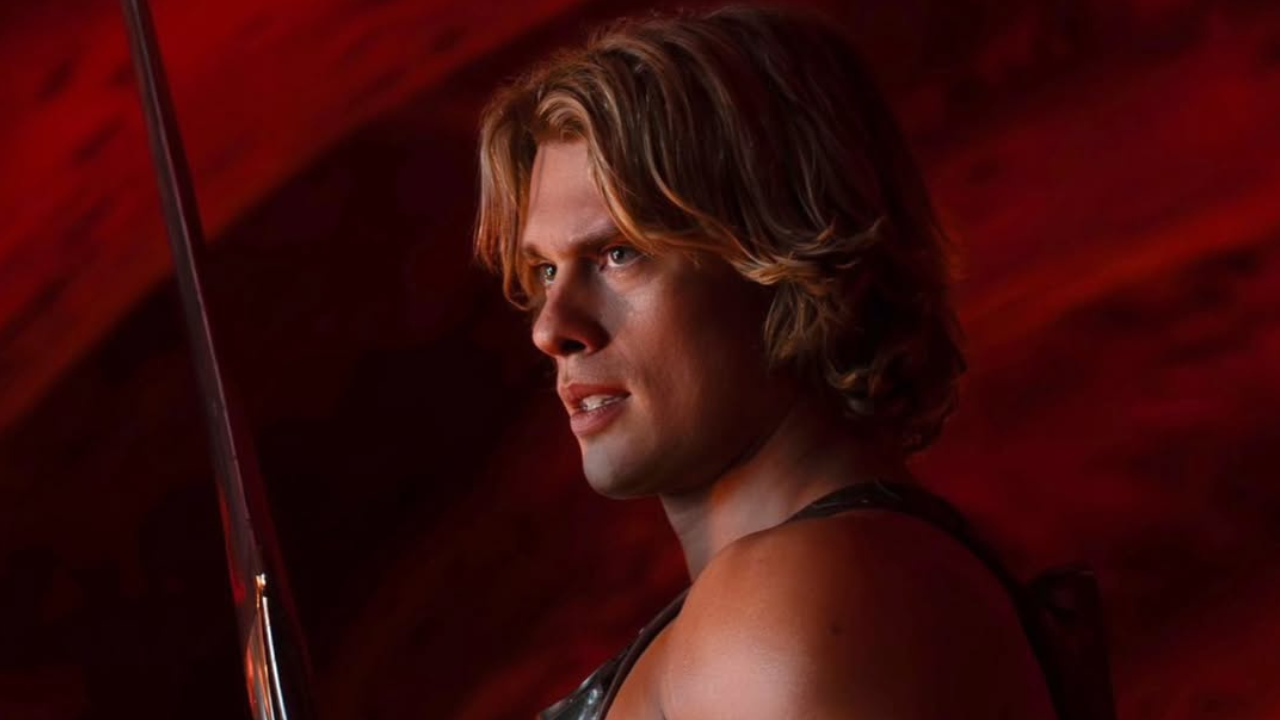 Foto do ator Nicholas Galitzine caracterizado como "He-man" em trecho de live-action