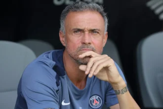 Luis Henrique acompanhando a equipe do PSG - Foto: by Alex Grimm/Getty Images