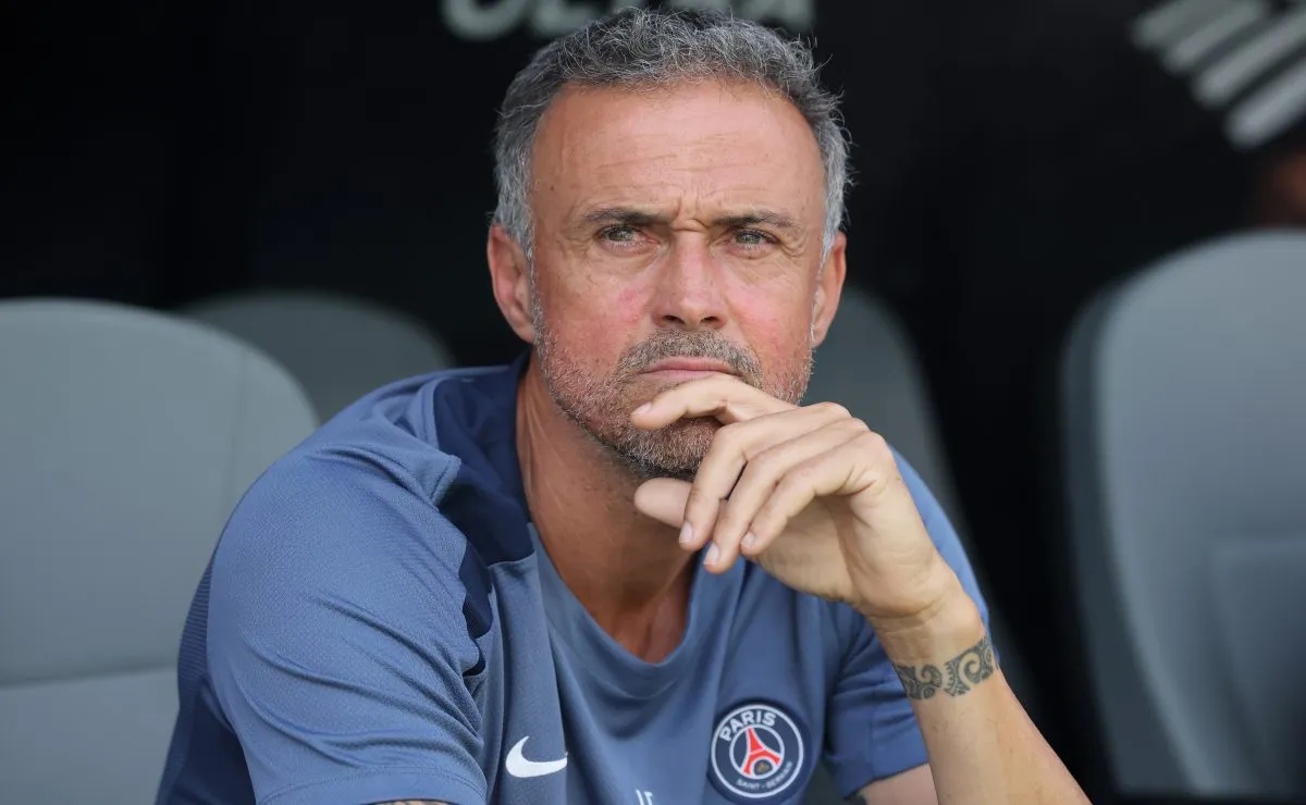 Luis Henrique acompanhando a equipe do PSG - Foto: by Alex Grimm/Getty Images