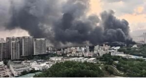 Incêndio atinge estacionamento da sede da empresa BYD na China