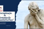 Arte de blog 'Morangos da Vida'. Uma estátua de mármore em pose de 'facepalm' (segurando o rosto com a mão em lamento), ambientada contra um céu nublado, à direita. À esquerda, um fundo azul marinho profundo com o logotipo blog, o título do artigo sobre procrastinação e uma citação própria.