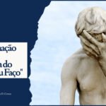 Arte de blog 'Morangos da Vida'. Uma estátua de mármore em pose de 'facepalm' (segurando o rosto com a mão em lamento), ambientada contra um céu nublado, à direita. À esquerda, um fundo azul marinho profundo com o logotipo blog, o título do artigo sobre procrastinação e uma citação própria.