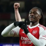 Eberechi Eze comemora após marcar para o Arsenal contra o Bayer Leverkusen pelas oitavas de final da Champions League 2025/2026 Imagem: Andrew Boyers/Reuters