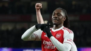 Eberechi Eze comemora após marcar para o Arsenal contra o Bayer Leverkusen pelas oitavas de final da Champions League 2025/2026 Imagem: Andrew Boyers/Reuters