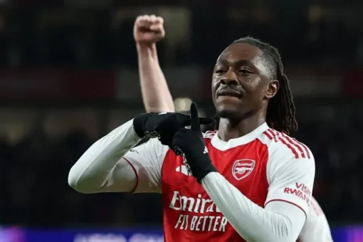 Eberechi Eze comemora após marcar para o Arsenal contra o Bayer Leverkusen pelas oitavas de final da Champions League 2025/2026 Imagem: Andrew Boyers/Reuters