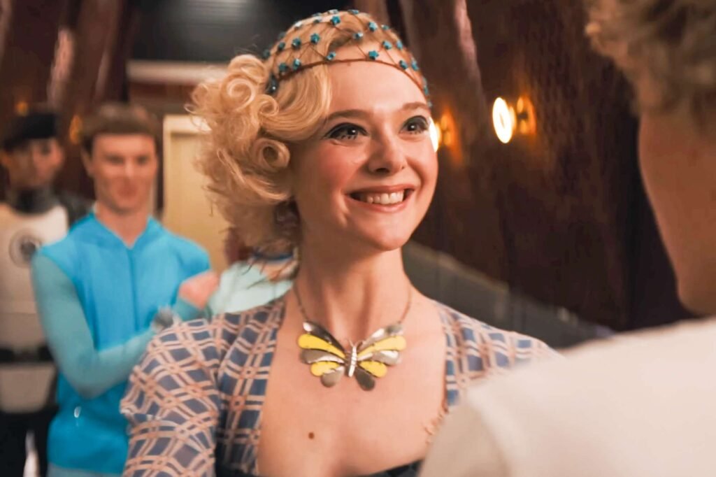 Elle Fanning no papel de Effie Trinket - Foto: Divulgação/Lionsgate