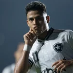Matheus Martins comemora gol marcado pelo Botafogo contra o Vasco, no Brasileirão Matheus Martins comemora gol marcado pelo Botafogo contra o Vasco, no Brasileirão Imagem: Jorge Rodrigues/AGIF