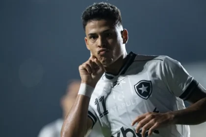 Matheus Martins comemora gol marcado pelo Botafogo contra o Vasco, no Brasileirão Matheus Martins comemora gol marcado pelo Botafogo contra o Vasco, no Brasileirão Imagem: Jorge Rodrigues/AGIF