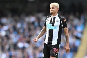Bruno Guimarães tranquiliza torcedores após ser substituído em jogo do Newcastle Paul ELLIS / AFP