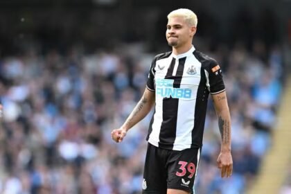 Bruno Guimarães tranquiliza torcedores após ser substituído em jogo do Newcastle Paul ELLIS / AFP