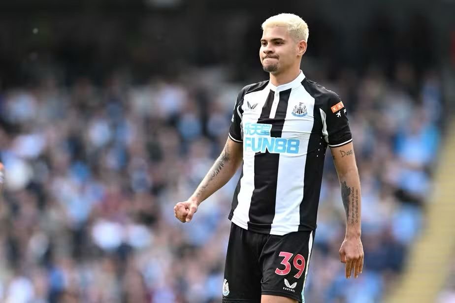 Bruno Guimarães tranquiliza torcedores após ser substituído em jogo do Newcastle Paul ELLIS / AFP