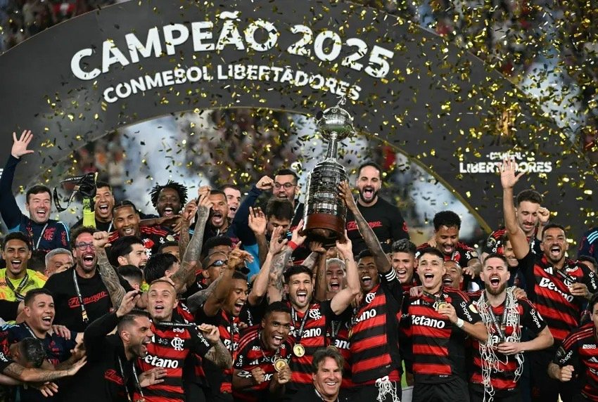 Flamengo se tornou o primeiro clube brasileiro tetracampeão da Libertadores (Foto: Luis Acosta/AFP)
