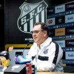 Marcelo Teixeira e a diretoria possuem débito aberto com o elenco (Foto: Santos FC)