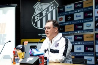 Marcelo Teixeira e a diretoria possuem débito aberto com o elenco (Foto: Santos FC)