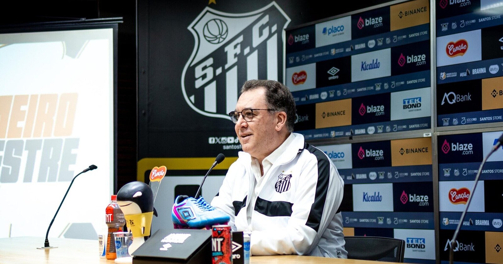 Marcelo Teixeira e a diretoria possuem débito aberto com o elenco (Foto: Santos FC)
