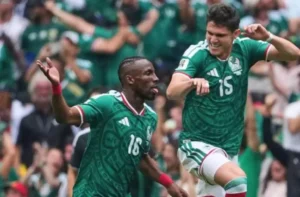 Quiñones foi o grande destaque do México diante da África do Sul (Photo by Luke Hales/Getty Images) Foto: Jogada10