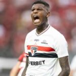 Zagueiro passa por avaliações e é liberado para retornar à rotina do clube (Foto: Richard Callis/Sports Press Photo/Getty Images)