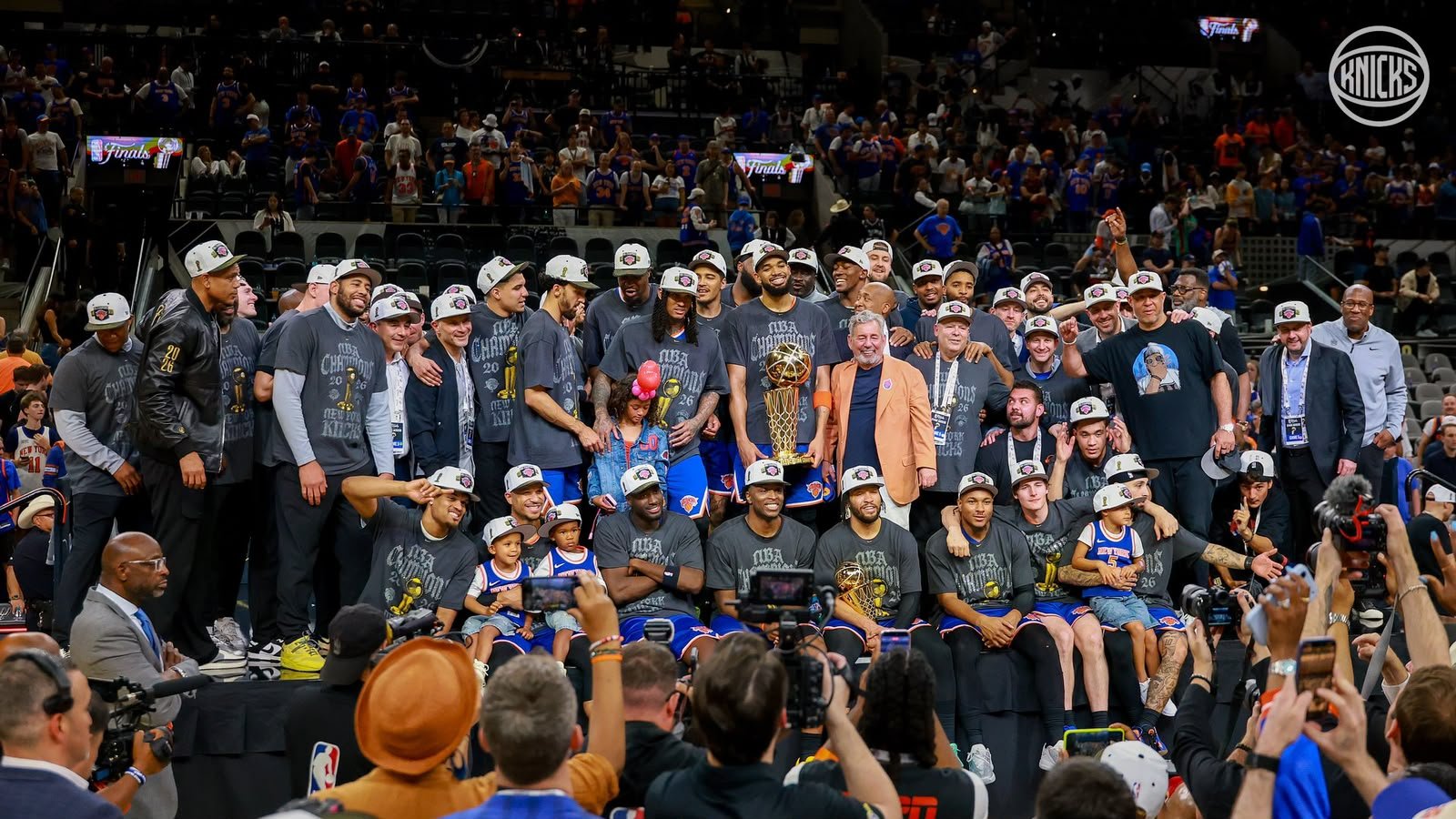 Elenco do Knicks campeão da NBA 2025/26 - Foto: @nyknicks/X