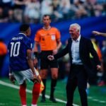 Kylian Mbappé celebra com o técnico Didier Deschamps após marcar dois gols na vitória da França - Foto: Reprodução/Instagram da Seleção Francesa (@equipedefrance).