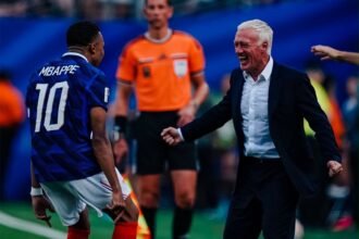Kylian Mbappé celebra com o técnico Didier Deschamps após marcar dois gols na vitória da França - Foto: Reprodução/Instagram da Seleção Francesa (@equipedefrance).