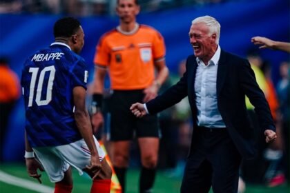 Kylian Mbappé celebra com o técnico Didier Deschamps após marcar dois gols na vitória da França - Foto: Reprodução/Instagram da Seleção Francesa (@equipedefrance).
