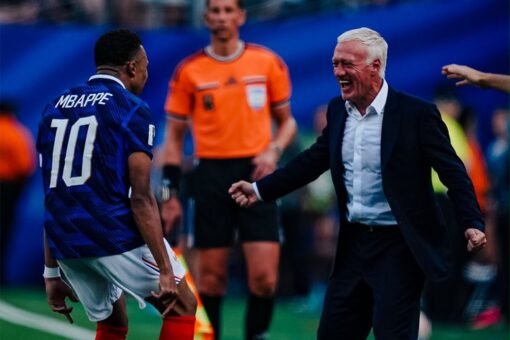 Kylian Mbappé celebra com o técnico Didier Deschamps após marcar dois gols na vitória da França - Foto: Reprodução/Instagram da Seleção Francesa (@equipedefrance).