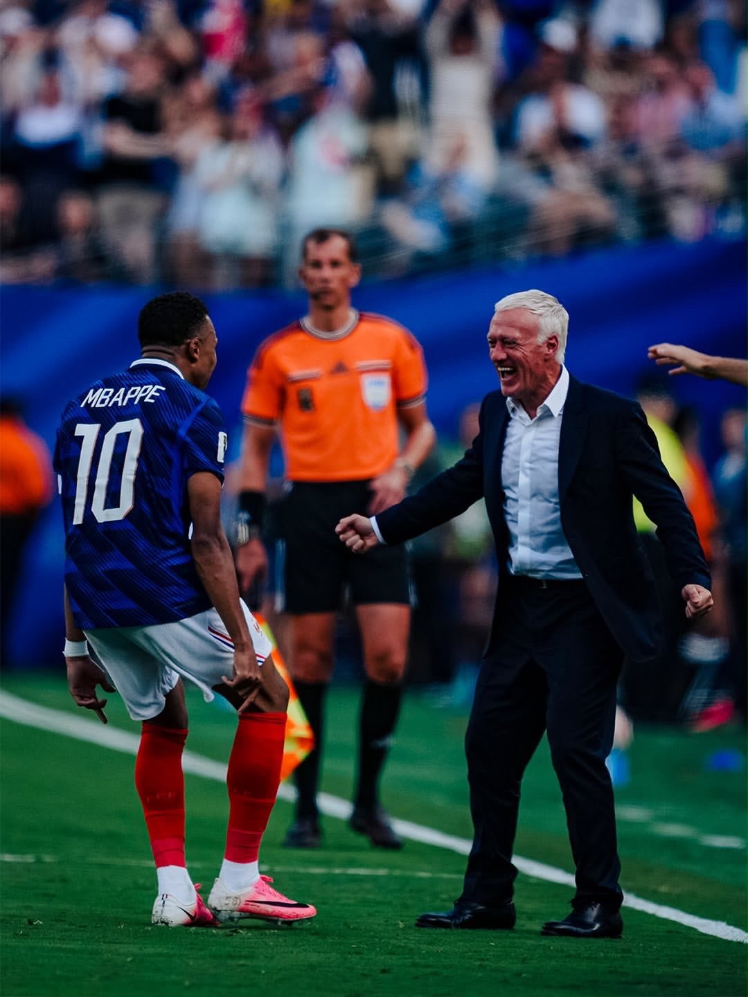 Kylian Mbappé celebra com o técnico Didier Deschamps após marcar dois gols na vitória da França - Foto: Reprodução/Instagram da Seleção Francesa (@equipedefrance).