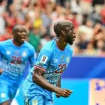 O atacante da República Democrática do Congo, Yoane Wissa (nº 20), cabeceia a bola e marca o primeiro gol de sua equipe durante a partida de futebol contra Portugal pelo Grupo K da Copa do Mundo de 2026, no Houston Stadium, em Houston (Foto: Ronaldo Schemidt / Afp)