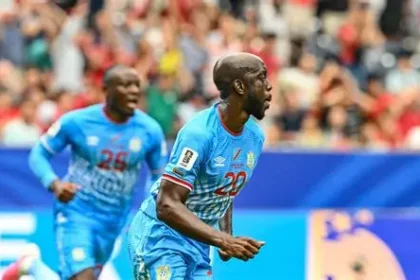 O atacante da República Democrática do Congo, Yoane Wissa (nº 20), cabeceia a bola e marca o primeiro gol de sua equipe durante a partida de futebol contra Portugal pelo Grupo K da Copa do Mundo de 2026, no Houston Stadium, em Houston (Foto: Ronaldo Schemidt / Afp)