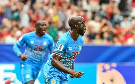 O atacante da República Democrática do Congo, Yoane Wissa (nº 20), cabeceia a bola e marca o primeiro gol de sua equipe durante a partida de futebol contra Portugal pelo Grupo K da Copa do Mundo de 2026, no Houston Stadium, em Houston (Foto: Ronaldo Schemidt / Afp)