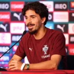 Pulseira sendo usada por Vitinha durante coletiva de imprensa (Foto: Reprodução/ CentreGoals/ X)