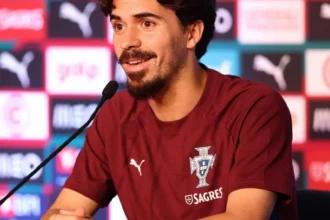 Pulseira sendo usada por Vitinha durante coletiva de imprensa (Foto: Reprodução/ CentreGoals/ X)