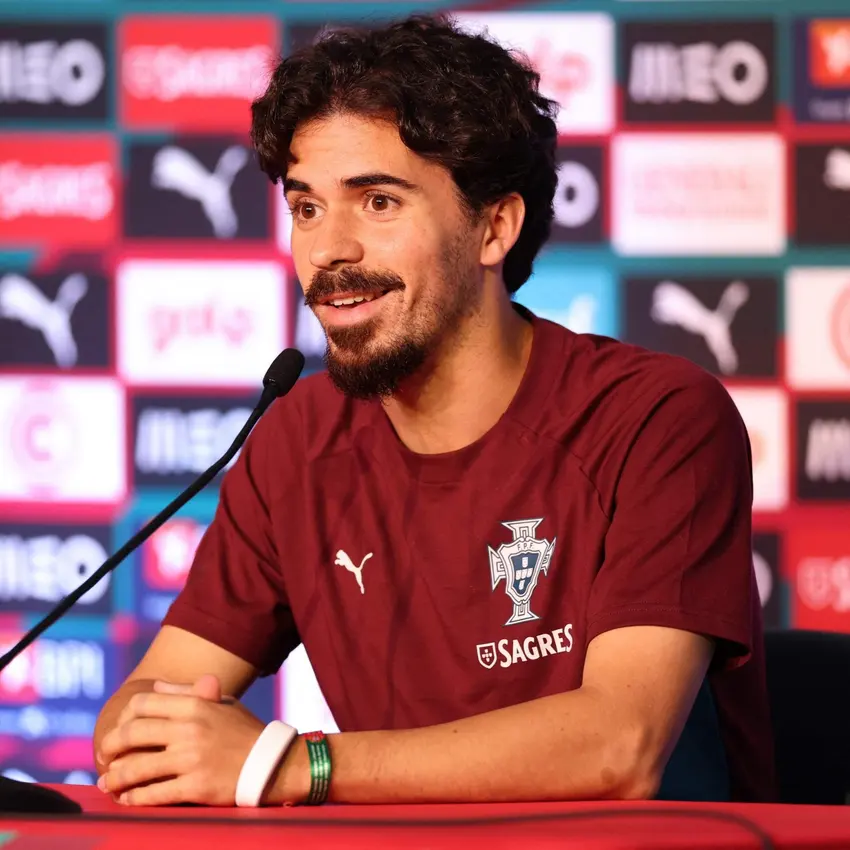 Pulseira sendo usada por Vitinha durante coletiva de imprensa (Foto: Reprodução/ CentreGoals/ X)