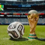 Bola da final e a taça da Copa do Mundo de 2026 (adidas/Divulgação)