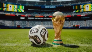 Bola da final e a taça da Copa do Mundo de 2026 (adidas/Divulgação)