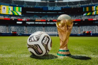 Bola da final e a taça da Copa do Mundo de 2026 (adidas/Divulgação)