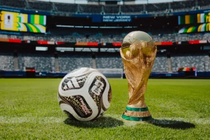 Bola da final e a taça da Copa do Mundo de 2026 (adidas/Divulgação)