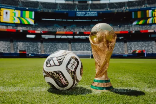 Bola da final e a taça da Copa do Mundo de 2026 (adidas/Divulgação)