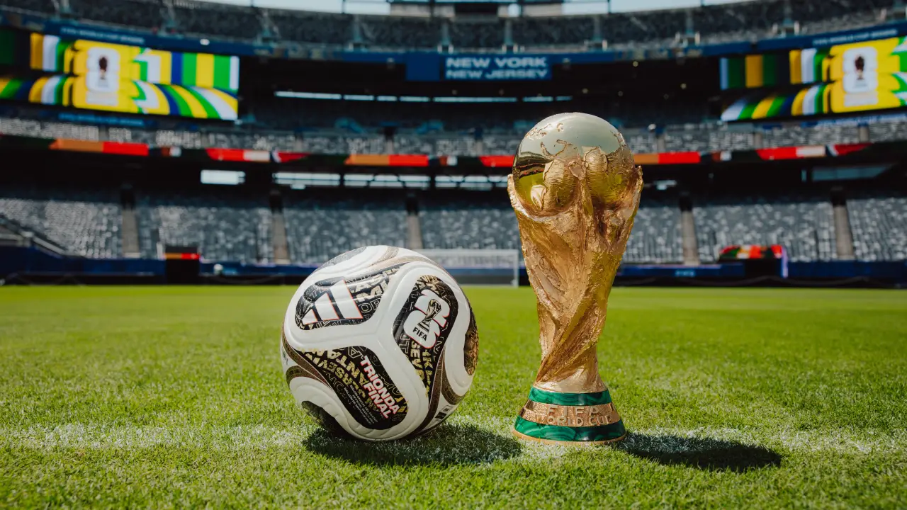 Bola da final e a taça da Copa do Mundo de 2026 (adidas/Divulgação)