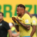 Neymar chora ao deixar o campo após a eliminação do Brasil (Foto: Odd ANDERSEN / AFP)