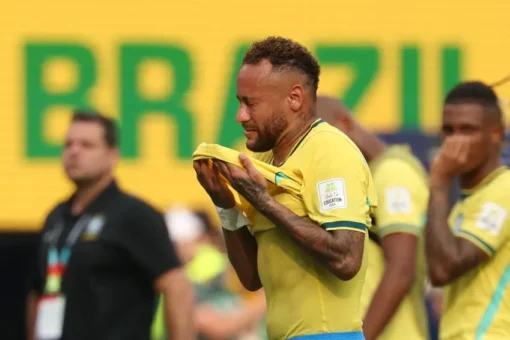 Neymar chora ao deixar o campo após a eliminação do Brasil (Foto: Odd ANDERSEN / AFP)