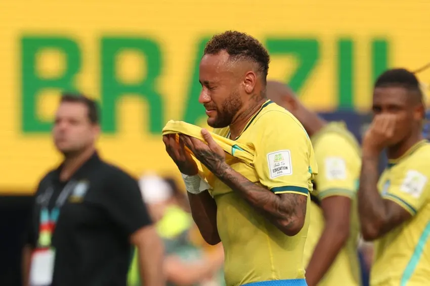 Neymar chora ao deixar o campo após a eliminação do Brasil (Foto: Odd ANDERSEN / AFP)