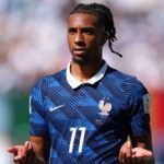 Michael Olise é acusado pela ex-namorada de ser um pai ausente (Foto: Reprodução/FFF)