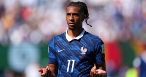 Michael Olise é acusado pela ex-namorada de ser um pai ausente (Foto: Reprodução/FFF)